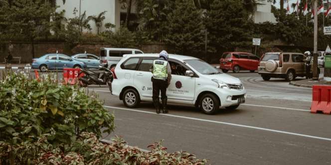 Ditilang, Pria Ini Malah Pamer Ilmu Tenaga Dalam