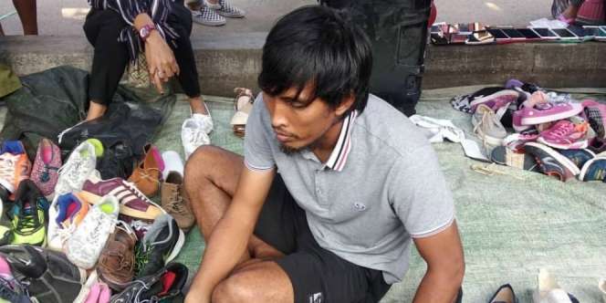 Mantan Pemain Timnas Budi Sudarsono Jualan Sepatu Bekas?