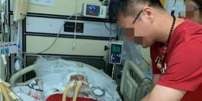 Pasangkan Cincin Kawin di Jari Kekasih, Pernikahan Ini Bikin Air Mata Menetes