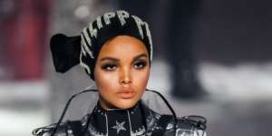 Kembali Tampil di NYFW, Halima Aden 'Pamer' Busana Hijab Glamor