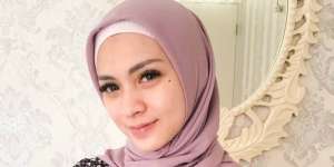Rayakan Pernikahan, Gaya Hijab Midi Skirt Donita Bikin Awet Muda