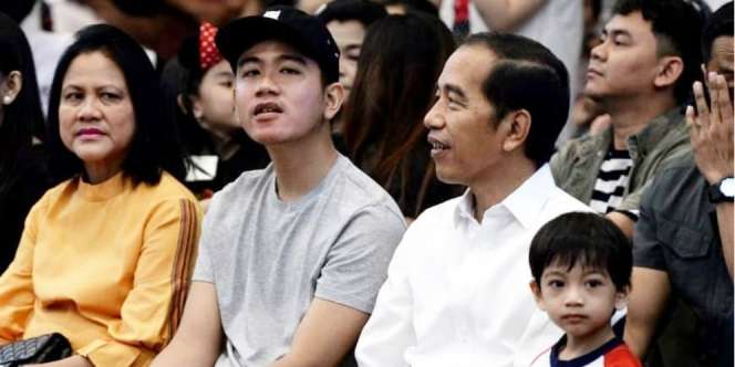 Jan Ethes Taruh Kaki di Paha Jokowi, Warganet: Santuy 