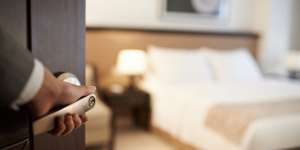Trik Mudah Menemukan Kamera Tersembunyi di Kamar Hotel