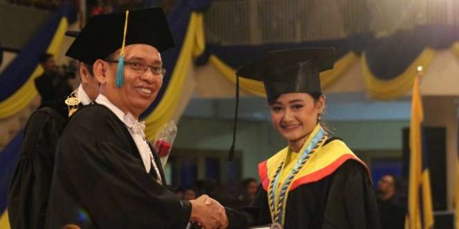 Pernah Terjaring Satpol PP, Pengamen Ini Lulus Cum Laude
