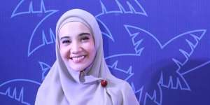 Unik, Kreasi Hijab Outfit Zaskia Sungkar Pakai Baju Suami
