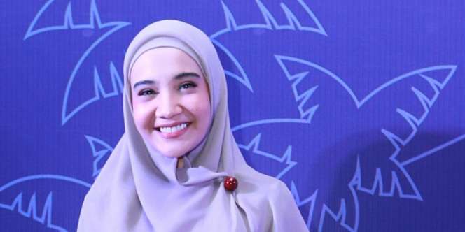 Unik, Kreasi Hijab Outfit Zaskia Sungkar Pakai Baju Suami
