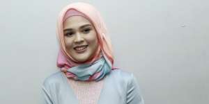 Manisnya Cut Meyriska dalam Balutan Hijab Adat Jawa