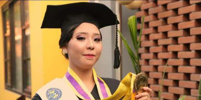 Gadis Berkebutuhan Khusus Raih Cum Laude dan IPK Nyaris Sempurna di UNY