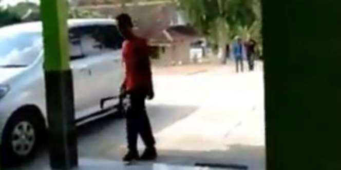 HP Disita Guru, Siswa SMP Bawa Parang ke Sekolah Minta Dikembalikan