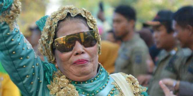 Heboh Gaya Kepulangan Jemaah Haji Nyentrik Bak Seleb Bollywood