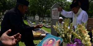 Tiap Jumat, BJ Habibie Habiskan 2 Jam di Makam Ibu Ainun