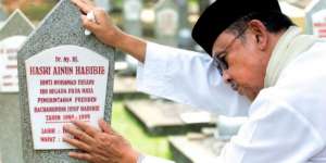 Pekik Tahlil Sambut Jenazah BJ Habibie Saat Tiba TMP Kalibata
