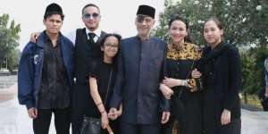Keluarga Thareq Kemal Antar Habibie ke Peristirahatan Terakhir