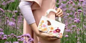 Karya Romantis Seniman China di Atas Koleksi Charles & Keith