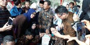 Warga Antre Foto dan Berdoa di Makam BJ Habibie