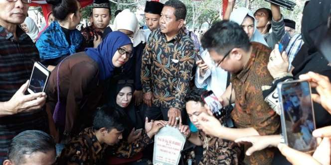 Warga Antre Foto dan Berdoa di Makam BJ Habibie