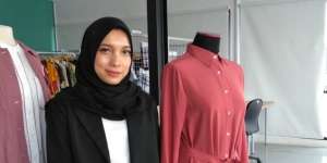Gaya Unik Jenahara Padukan Sepatu Beda Warna