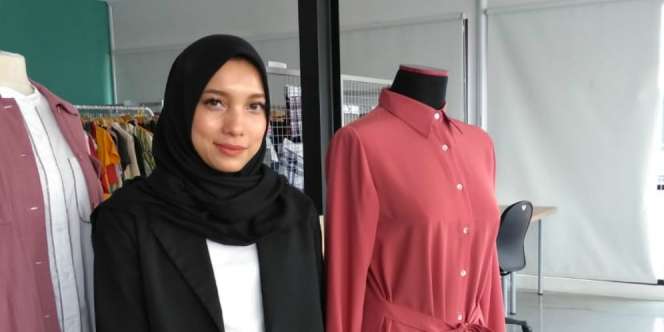 Gaya Unik Jenahara Padukan Sepatu Beda Warna