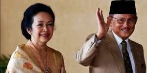 Potret Cantik Ainun Habibie dengan Koleksi Kebaya Klasik