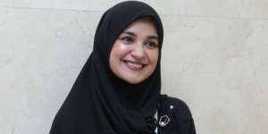 Banjir Pujian, Gaya Hijab Shireen Sungkar Sambil Momong Anak