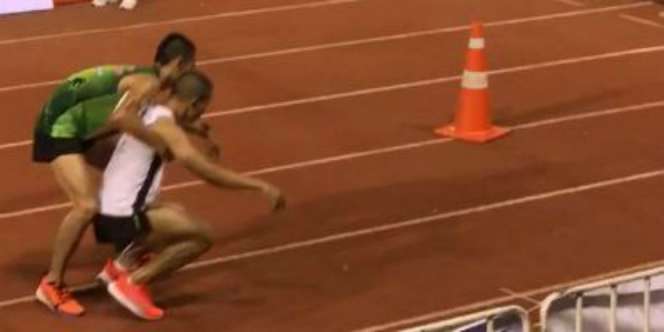 Relakan Garis Finish Demi Tolong Lawan yang Cedera