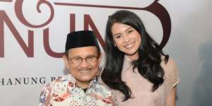 Gara-gara BJ Habibie Kita Bisa Pakai Handphone