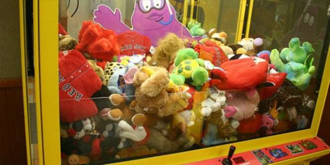 Baru Tahu Cara Dapatkan Boneka dari Permainan Mesin Capit Ternyata Mudah