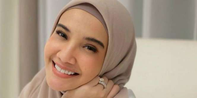 Manisnya Zaskia Sungkar dalam Balutan Khimar Syar'i