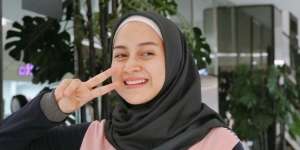 Potret Imut Nina Zatulini dengan Hijab dan Classic Dress