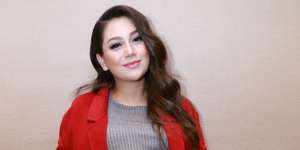 Manisnya Celine Evangelista dalam Balutan Kaftan Pink