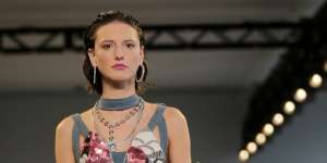 Designer Indonesia Pakai Karung Bekas ke New York Fashion Week