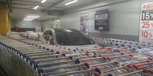 Pegawai Supermarket Kesal, Peugeot 308 `Dikepung` Troli Belanja