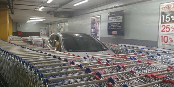 Pegawai Supermarket Kesal, Peugeot 308 `Dikepung` Troli Belanja