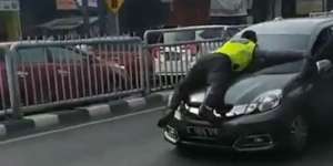 Polisi Naik Kap Mobil di Pasar Minggu Luka-luka, Terseret 200 Meter