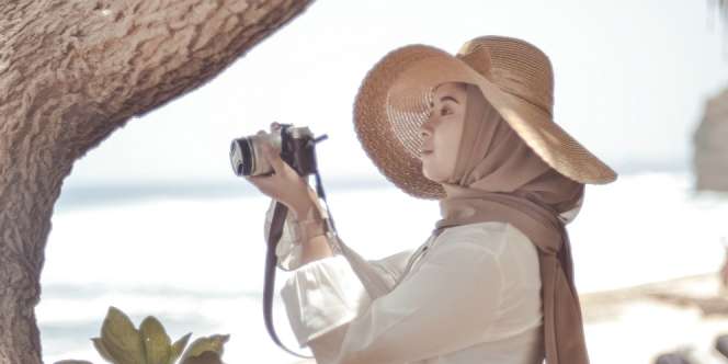 Berpose Pura-Pura Motret, Selebtwit Dicibir Warganet Karena Hal Sepele