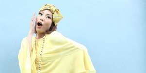 Gaya Bumil Kece Ayu Dewi Pakai Baju Kodok, Mirip ABG!