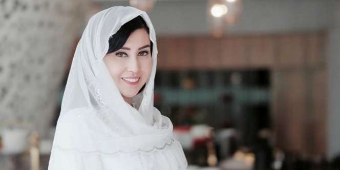 Potret Anggun Kekasih Kevin Aprilio dalam Balutan Hijab