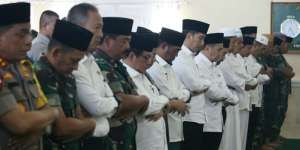 Jokowi Sholat Istisqa Sebelum Tinjau Kebakaran Hutan di Riau