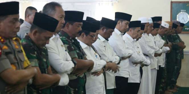 Jokowi Sholat Istisqa Sebelum Tinjau Kebakaran Hutan di Riau