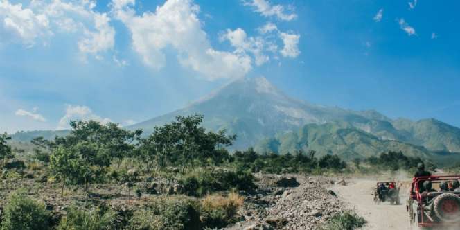 Gunung Merapi Luncurkan Awan Panas