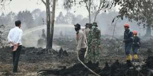 Jokowi: Water Bombing Digelar dengan 52 Pesawat
