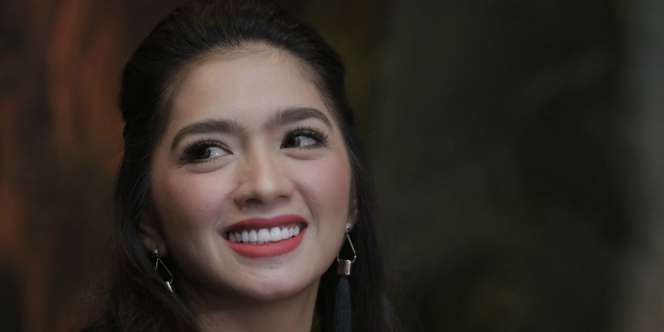 Curhat Jerawatan, Angel Karamoy Memukau Tanpa Makeup
