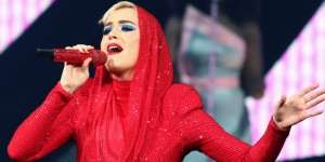Bertabur Kristal, Topi Rancangan Rinaldy Yunardi Dipakai Katty Perry