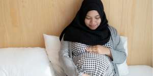 Viral Teknik Bersalin Maryam Demi Melahirkan Normal, Amankah?
