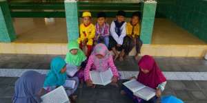 Kelas Ambruk, Siswa Madrasah di Lebak Belajar di Masjid