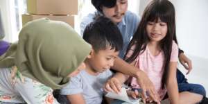 Terbiasa Atur Keuangan Sejak Dini, Ini 5 Cara Kenalkan Finansial pada Anak