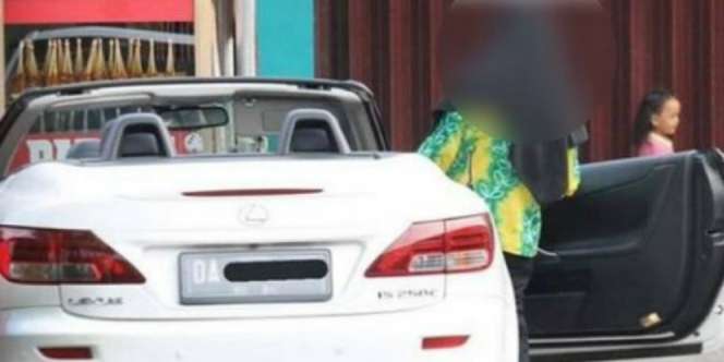 Dilarang Bawa Motor, Siswi di Kalimantan Bawa Lexus ke Sekolah