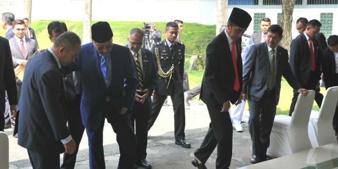 Kebakaran Hutan, Mahathir: Kenapa Jokowi Tolak Bantuan Malaysia?