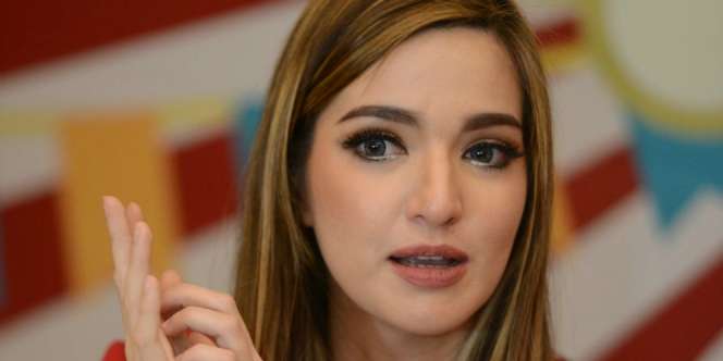 Pamer Foto Polos, Cantiknya Nia Ramadhani Bukan Kaleng-Kaleng
