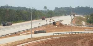 Bahaya Memakai Teknik Slipstream di Jalan Tol, Apa Itu?
